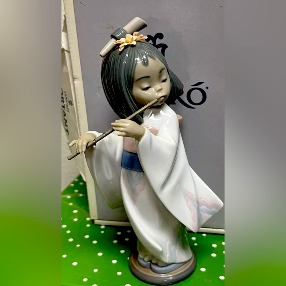 Lladro 6150 Playing the Flute- MINT CONDITION